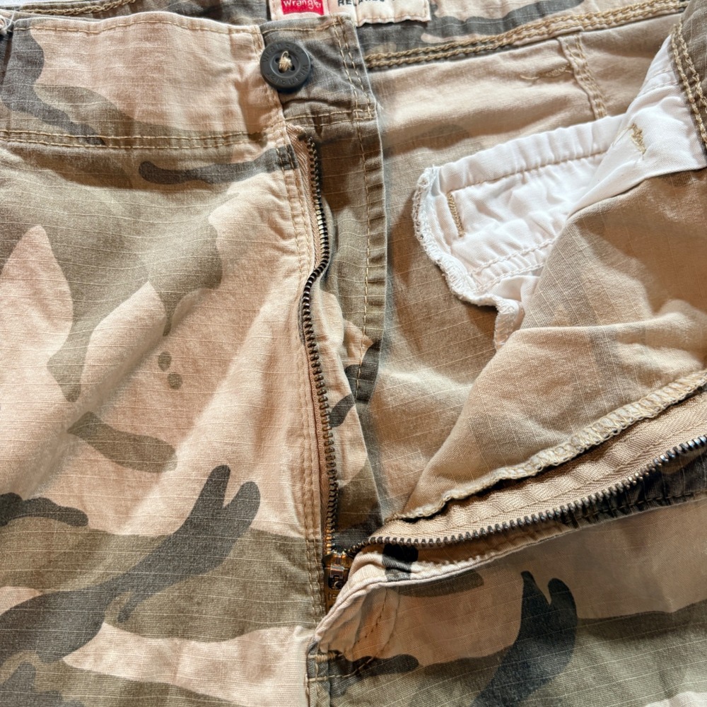 Wrangler Cargo Shorts Mens 38 Relaxed Fit Camo Ripstop Cotton Stretch Casual - Picture 3 of 10